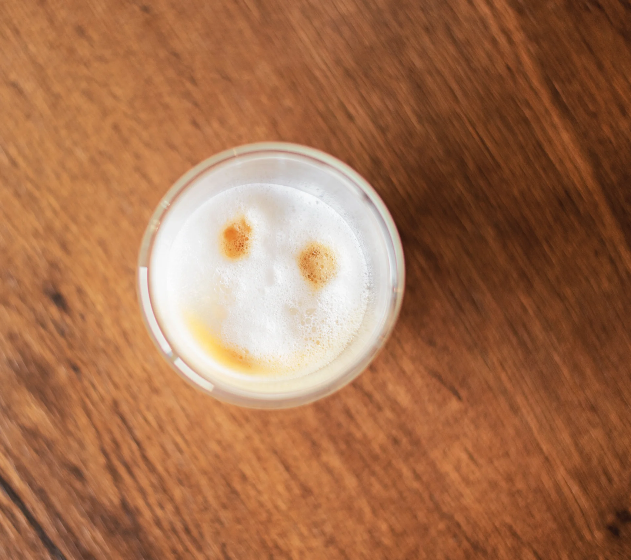 Collègues profitant d'un moment café en salle de pause d'entreprise
