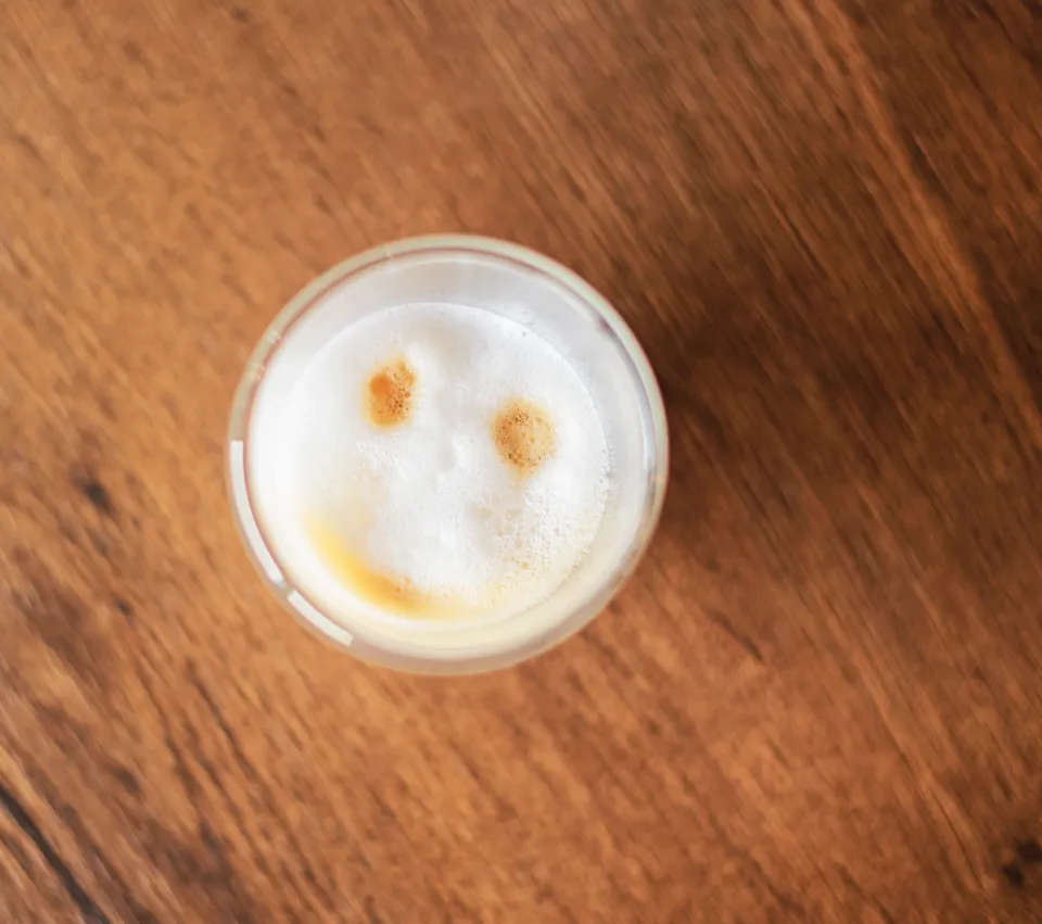 Collègues profitant d'un moment café en salle de pause d'entreprise