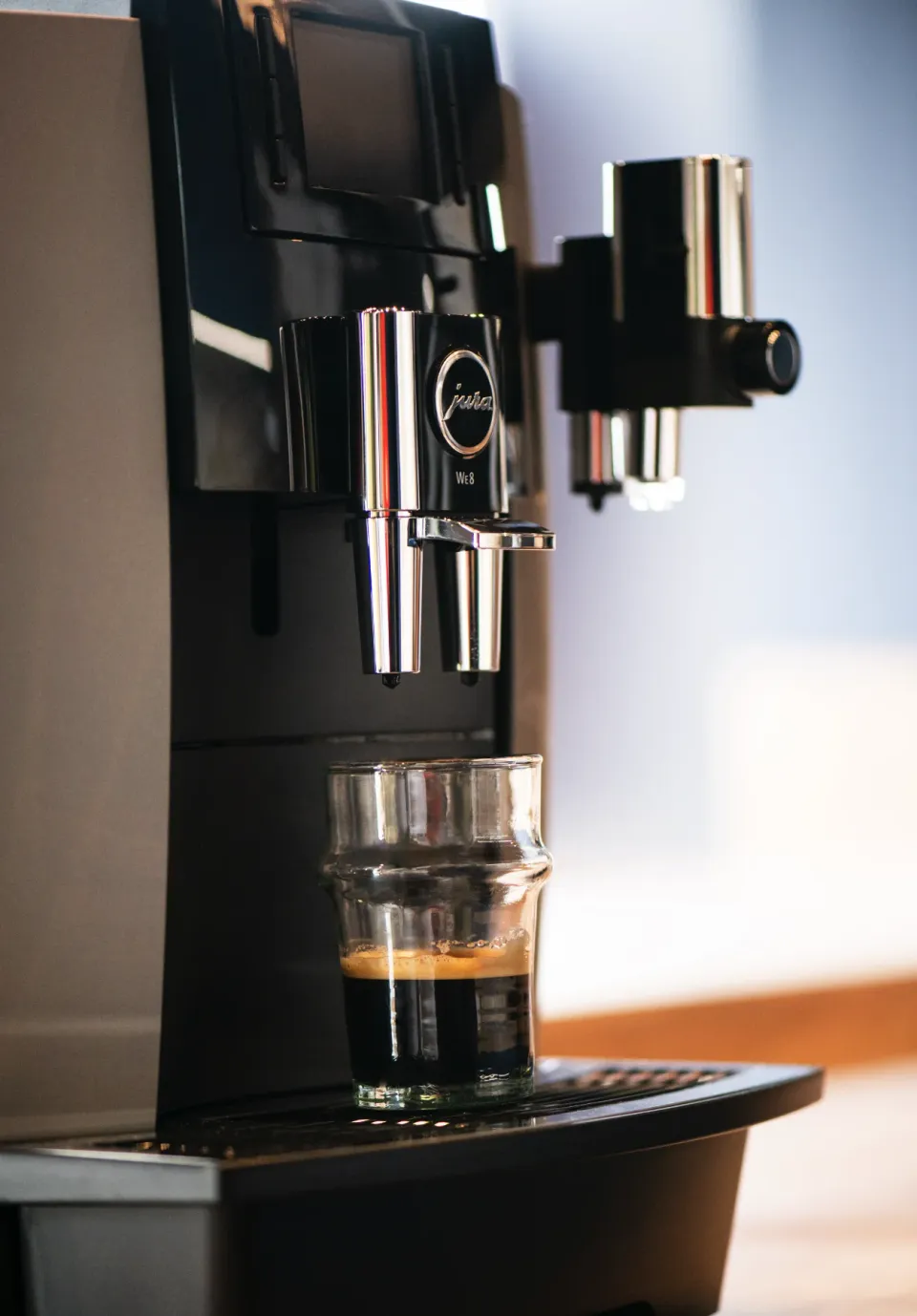 Machine à café professionnelle Jura WE8 en cours de détartrage dans un bureau