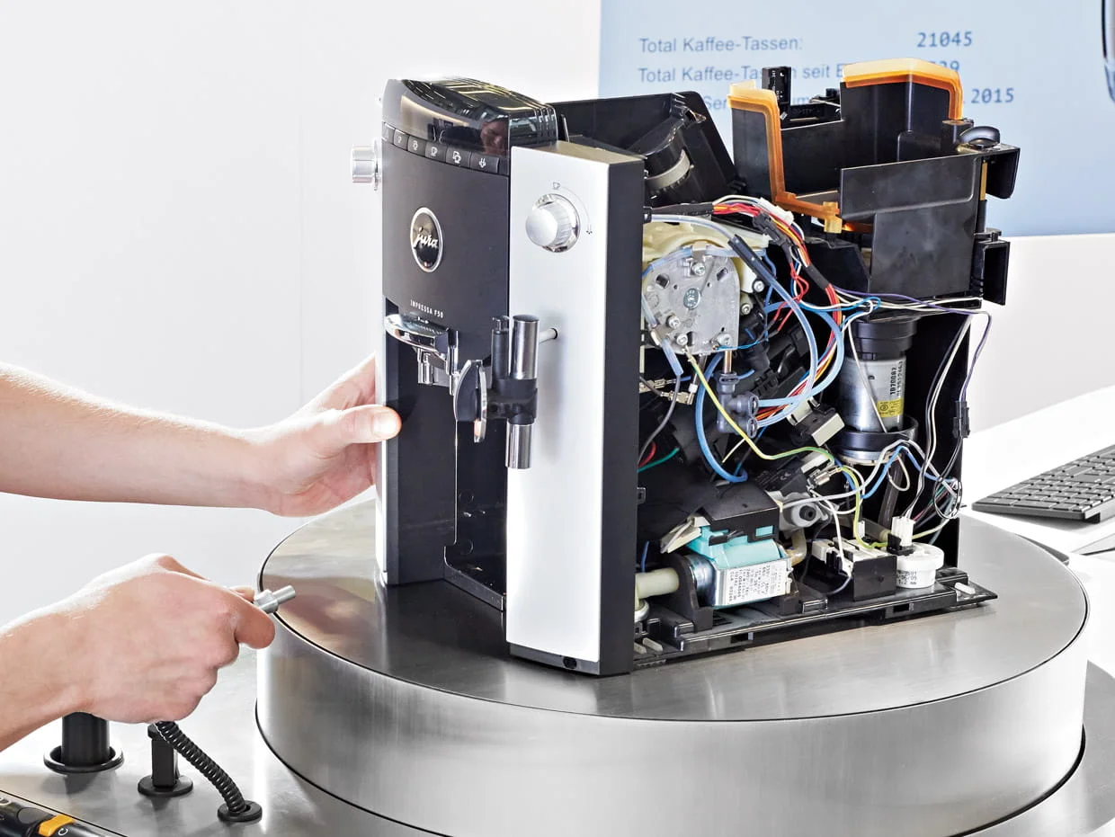 Technicien Cena Café intervenant sur une machine Jura professionnelle à Orléans