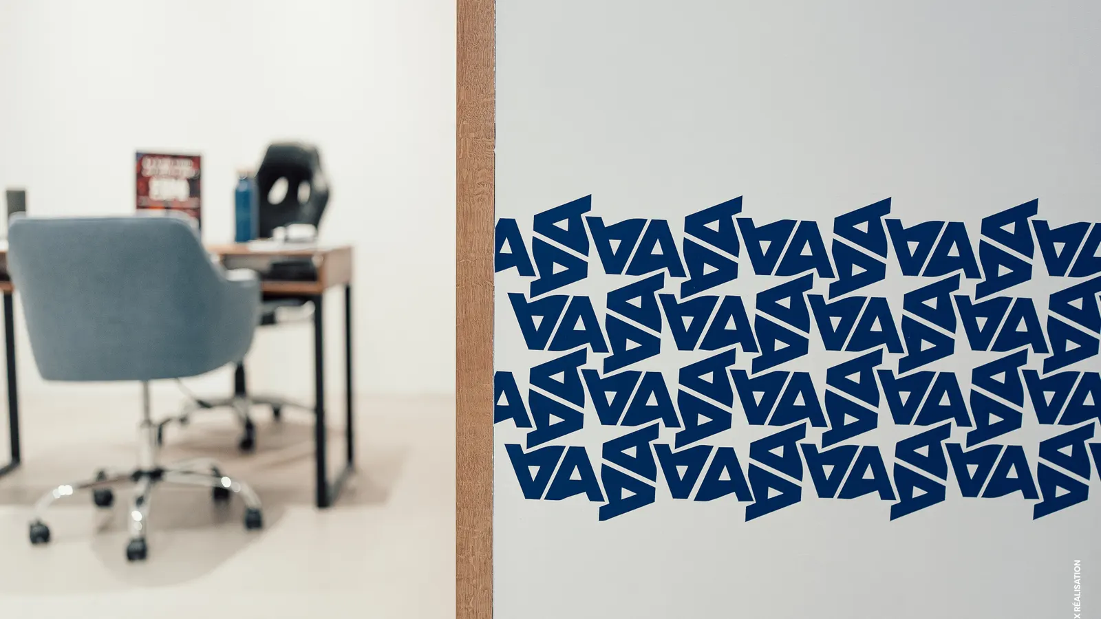 Vue intérieure du showroom Cena Café au 66 rue des Hauts Champs à Orléans, mur graphique bleu et machines Jura exposées