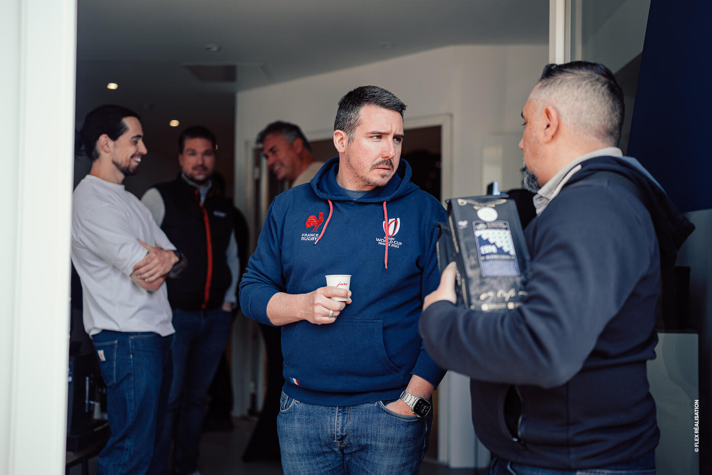 Échange entre invités lors de l'inauguration du showroom Cena Café à Orléans