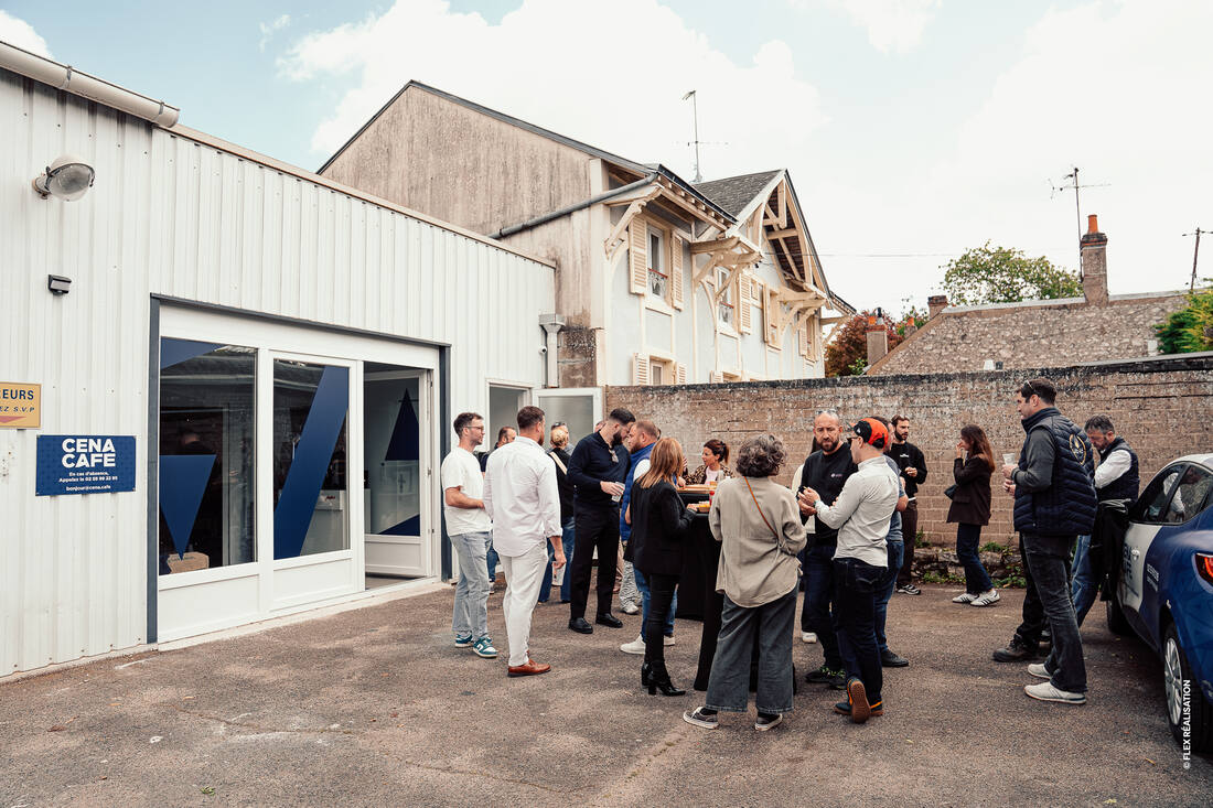 Lucas et Mikaël, co-fondateurs de Cena Café, devant les machines Jura exposées au showroom d'Orléans