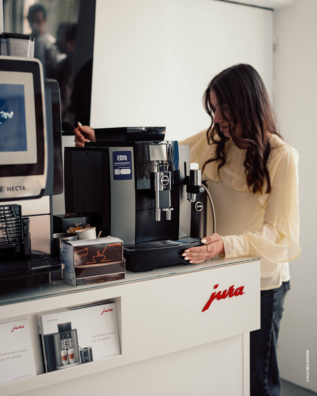 Autocollant Cena Café QR code apposé sur une machine Jura du showroom