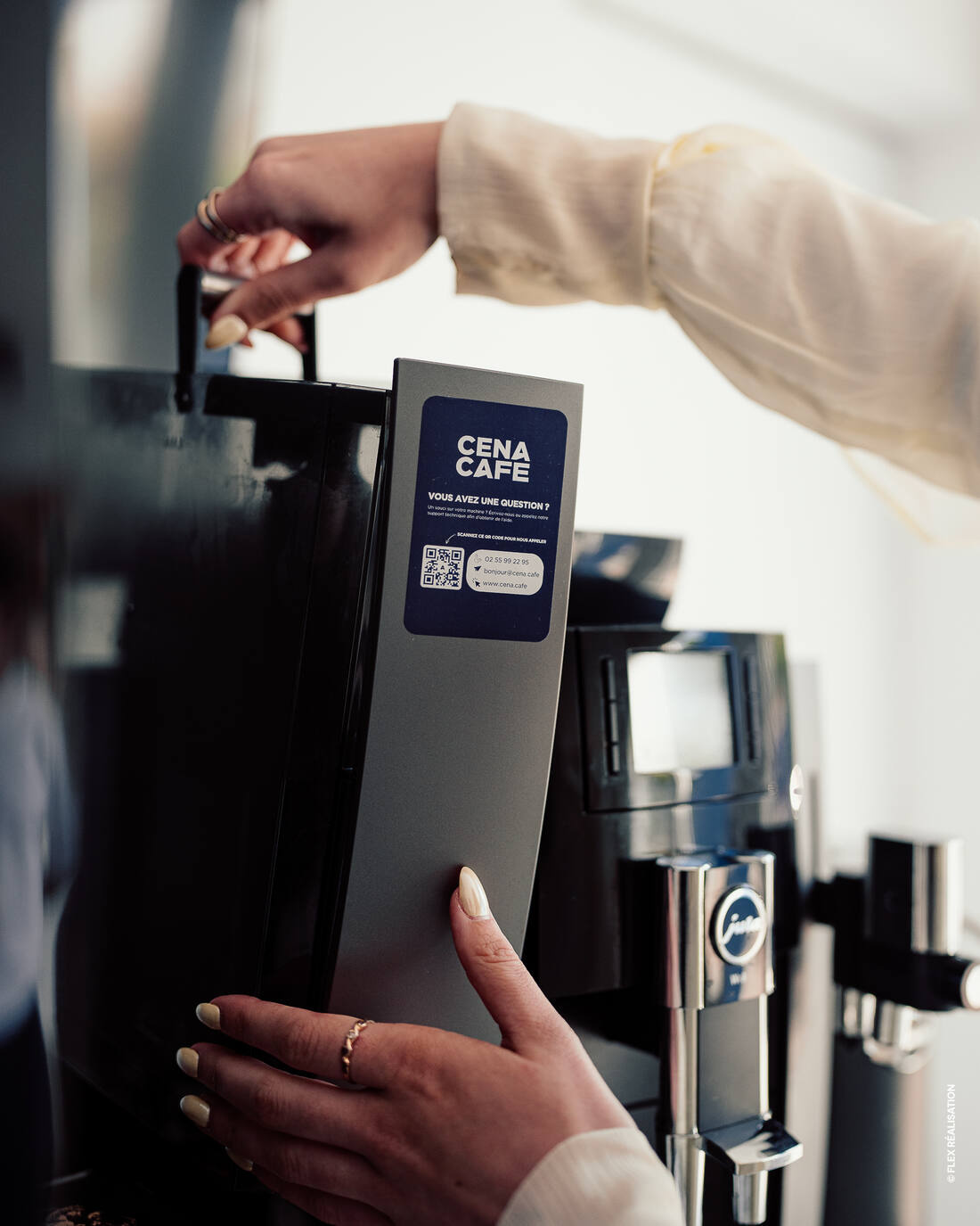 Détail de l'autocollant Cena Café sur machine Jura, ouverture du bac