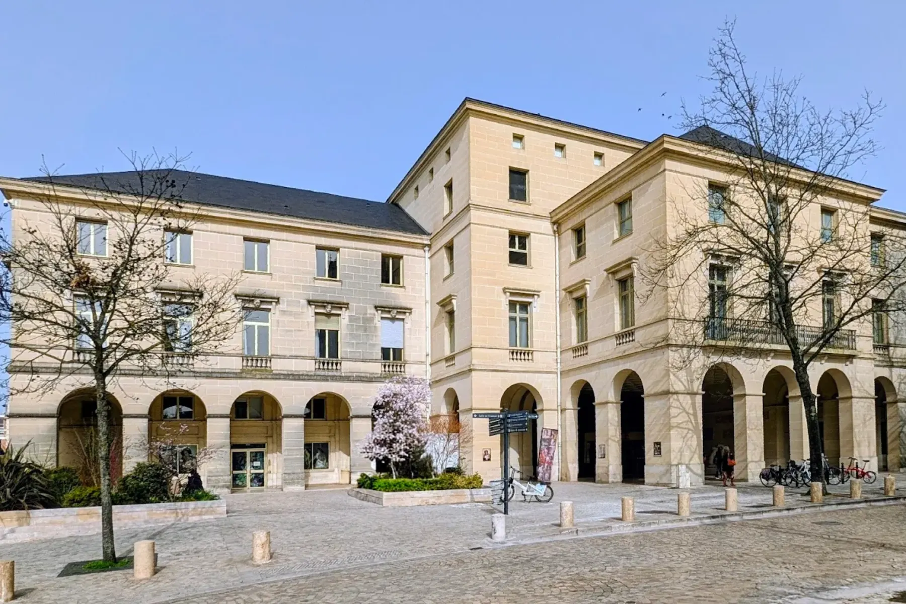 Façade du Musée des Beaux-Arts d'Orléans, place Sainte-Croix