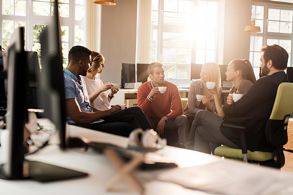 Collègues partageant une pause café Cena Café au bureau