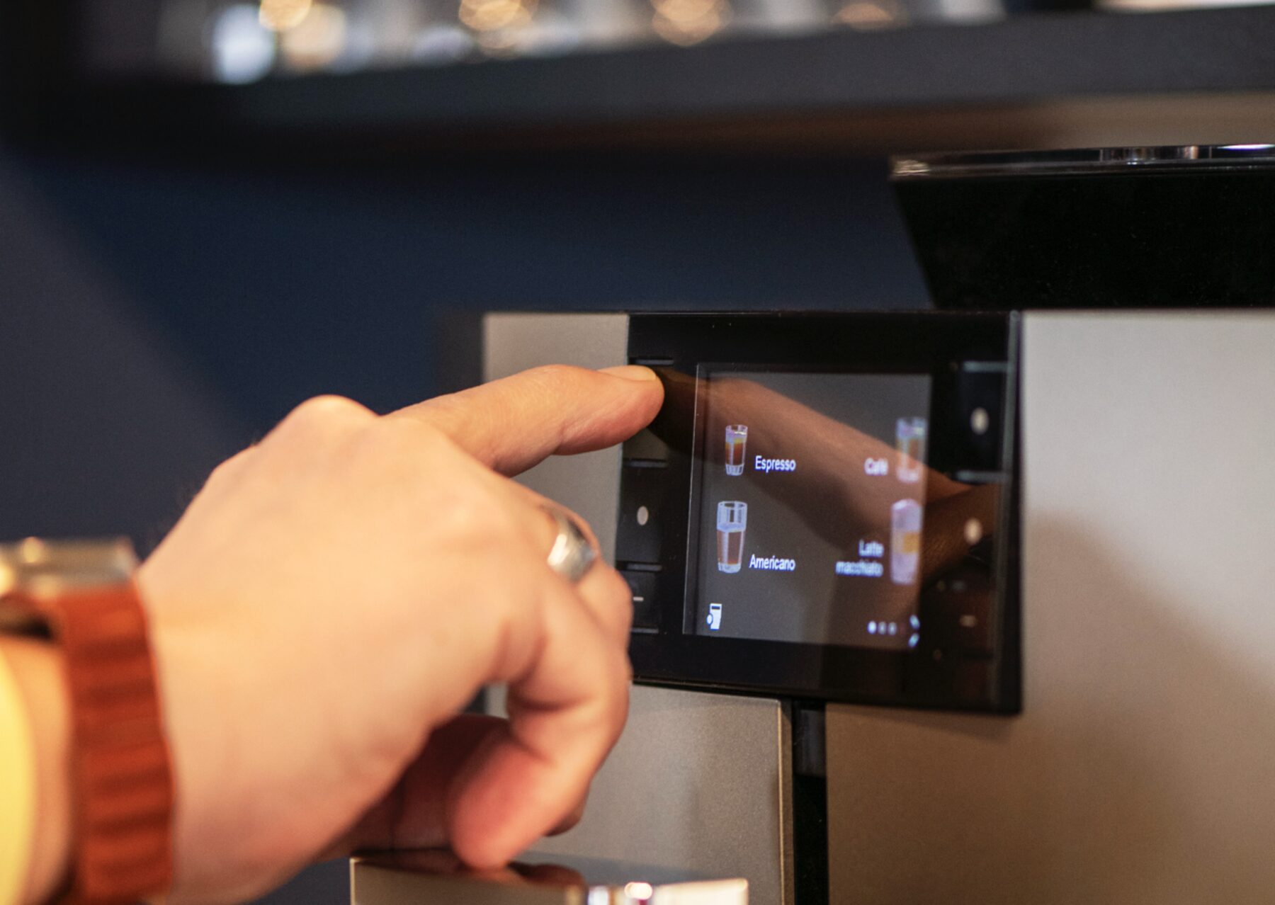 Jura X10 Cena Café en pleine extraction d'un café espresso, machine professionnelle automatique